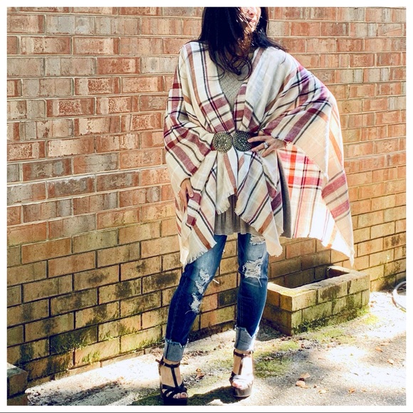 ✨LAST 1✨Beige plaid oversized gorgeous poncho cape - Picture 7 of 8